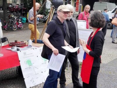 Klausenerplatz-Kiezfest – Informationsstand der MieterWerkStadt Charlottenburg Mitglieder der MieterWerkStadt Charlottenburg informieren Besucher an einem Stand auf dem Klausenerplatz-Kiezfest in Berlin.