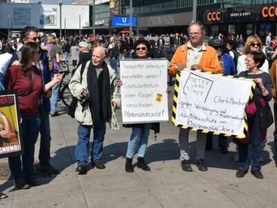 Demonstration gegen den Mietenwahnsinn Mitglieder der MieterWerkStadt Charlottenburg bei einer Demonstration für bezahlbaren Wohnraum in Berlin.
