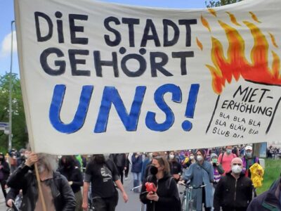 Die Stadt gehört uns Berliner Mieterdemonstration mit Transparent „Die Stadt gehört uns“ gegen Mieterhöhungen