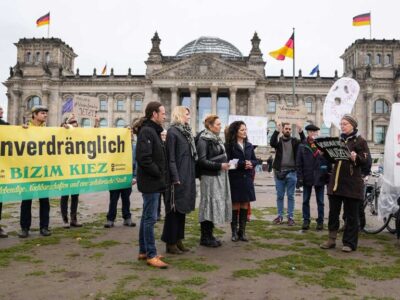 Vertreter verschiedener Berliner Initiativen bei einer Kundgebung vor dem Reichstagsgebäude in Berlin.