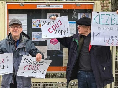 Mitglieder der MieterWerkStadt Charlottenburg mit Plakaten zum Milieuschutz in Charlottenburg-Wilmersdorf.