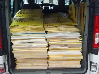 Plakate der Mieteraktion Abtransport zahlreicher Aktionsplakate nach einer Berliner Mieteraktion