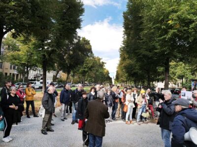 Teilnehmer einer Informationsveranstaltung der MieterWerkStadt Charlottenburg an der Schlossstraße in Berlin.