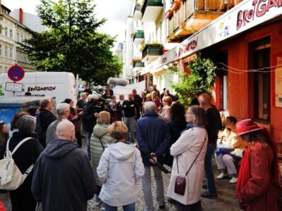 Besucher einer Veranstaltung der MieterWerkStadt Charlottenburg vor einem Wohnhaus in der Seeling