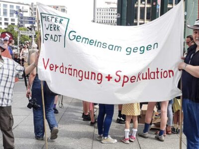 Mitglieder der MieterWerkStadt Charlottenburg beteiligen sich an einer Demonstration gegen Verdrängung und Spekulation.